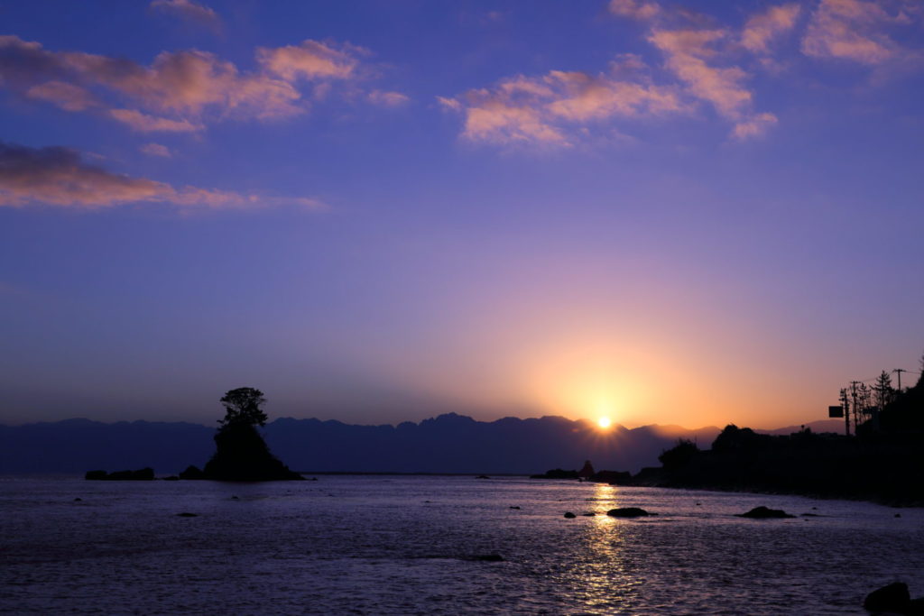 日の出スポット雨晴海岸で立山から登る幻想的な日の出を眺める 週末絶景カメラマンゆーの日記