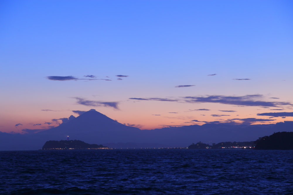 逗子マリーナから見る夕焼けは富士山と江ノ島が見える。(2018.8.25)