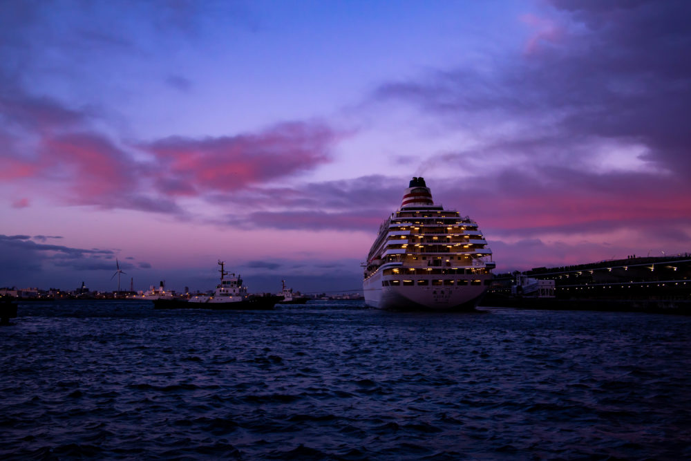 横浜みなとみらい・大桟橋で夕焼けの中、クルーズ客船「飛鳥II」の出港を見送ってきた。(2019.1.26)