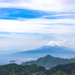 伊豆の国パノラマパーク 富士見テラスから富士山と駿河湾の絶景を見渡す。