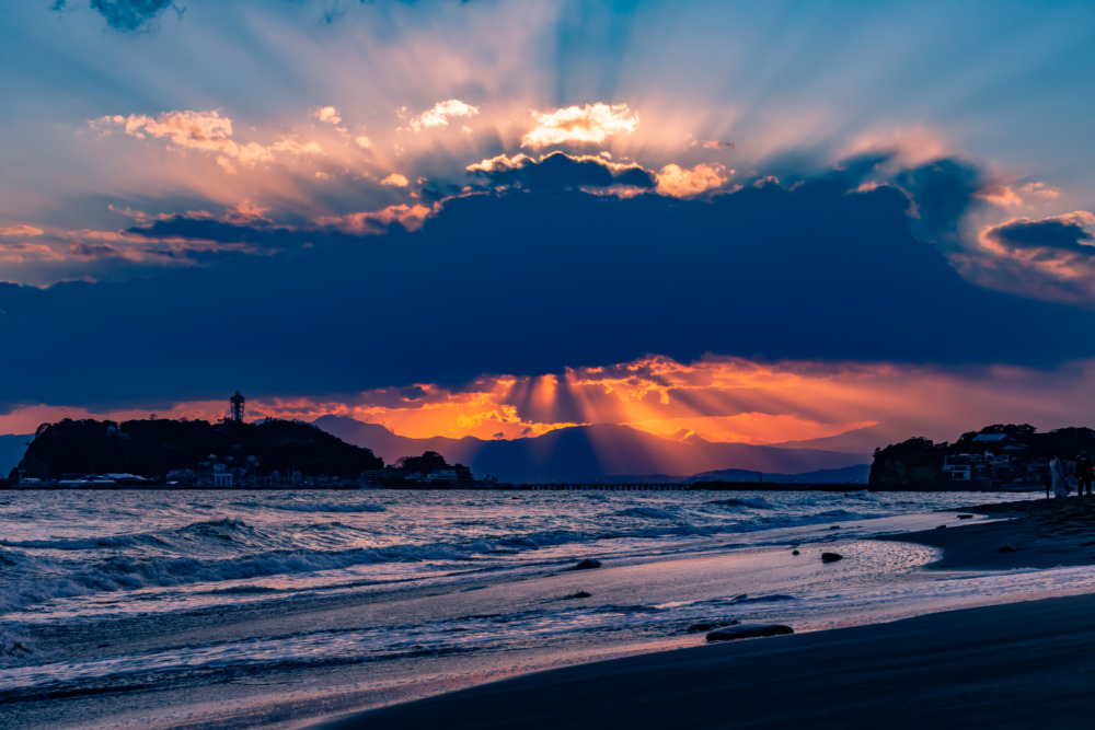 七里ガ浜から見る江ノ島の天使の梯子の夕焼けは格別。
