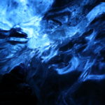 アイスランド・氷の洞窟で光り輝く青の異世界。