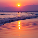 片瀬海岸西浜で夕焼けが反射する砂浜は絶景。