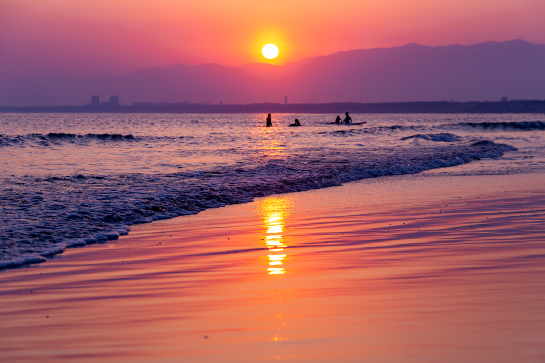 片瀬海岸西浜で夕焼けが反射する砂浜は絶景。
