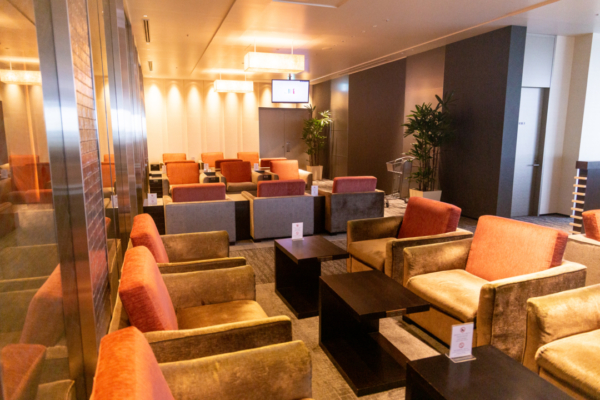 デルタ航空利用で羽田空港TIATラウンジANNEXを満喫する。混雑、座席、食事、シャワーを紹介。